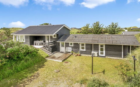 Stina - 250M from the Sea: Toit, Domicile, Porte, Chalet, Ombre, Siding, Cour, Biens, Arrière-Cour