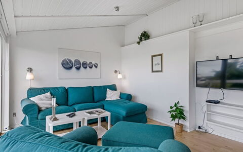Stina - 250M from the Sea: Toit, Domicile, Porte, Chalet, Ombre, Siding, Cour, Biens, Arrière-Cour
