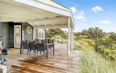 Stina - 250M from the Sea: Toit, Domicile, Porte, Chalet, Ombre, Siding, Cour, Biens, Arrière-Cour