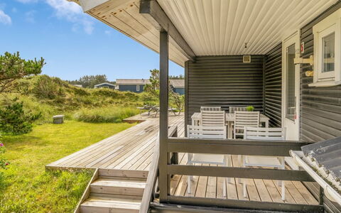 Stina - 250M from the Sea: Toit, Domicile, Porte, Chalet, Ombre, Siding, Cour, Biens, Arrière-Cour