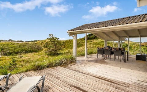 Stina - 250M from the Sea: Toit, Domicile, Porte, Chalet, Ombre, Siding, Cour, Biens, Arrière-Cour