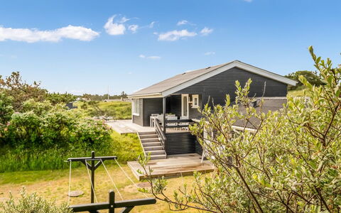 Stina - 250M from the Sea: Toit, Domicile, Porte, Chalet, Ombre, Siding, Cour, Biens, Arrière-Cour