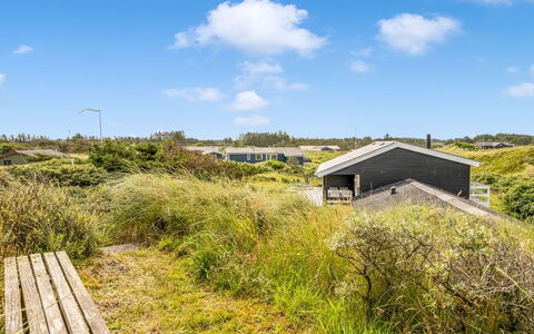 Stina - 250M from the Sea: Toit, Domicile, Porte, Chalet, Ombre, Siding, Cour, Biens, Arrière-Cour