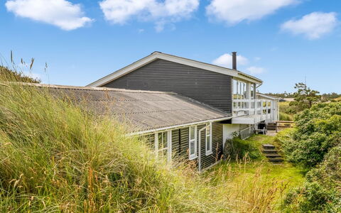 Stina - 250M from the Sea: Toit, Domicile, Porte, Chalet, Ombre, Siding, Cour, Biens, Arrière-Cour