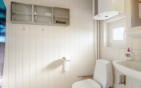 Birgitta - 150M from the Sea: Mur, Luminaire Plomberie, Sol, Salle De Bains, Design Intérieur, Sol, Siège De Toilette, Toilette, Lavabo, Évier