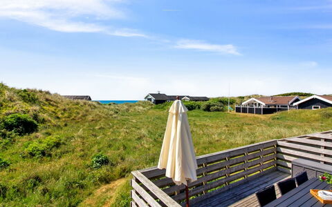 Tulir - 300M from the Sea: Domicile, Toit, Maison, Porte, Chalet, Ombre, Jardin, Couverture De Sol, Porche, Cour