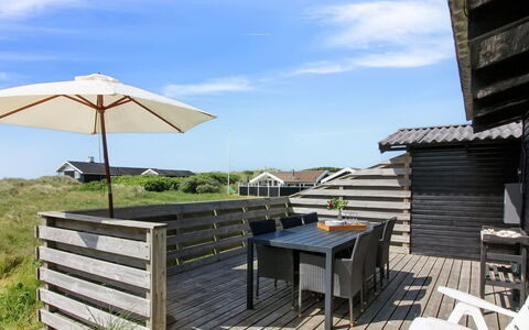 Tulir - 300M from the Sea: Domicile, Toit, Maison, Porte, Chalet, Ombre, Jardin, Couverture De Sol, Porche, Cour