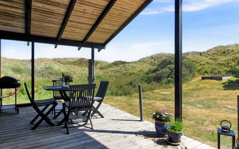 Tulir - 300M from the Sea: Domicile, Toit, Maison, Porte, Chalet, Ombre, Jardin, Couverture De Sol, Porche, Cour