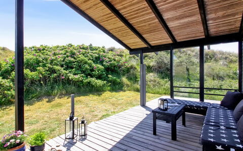 Tulir - 300M from the Sea: Domicile, Toit, Maison, Porte, Chalet, Ombre, Jardin, Couverture De Sol, Porche, Cour