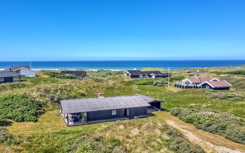 Tulir - 300M from the Sea: Domicile, Toit, Maison, Porte, Chalet, Ombre, Jardin, Couverture De Sol, Porche, Cour