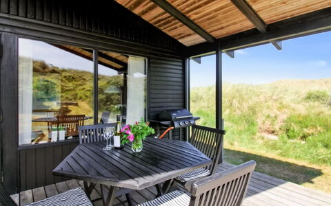 Tulir - 300M from the Sea: Domicile, Toit, Maison, Porte, Chalet, Ombre, Jardin, Couverture De Sol, Porche, Cour