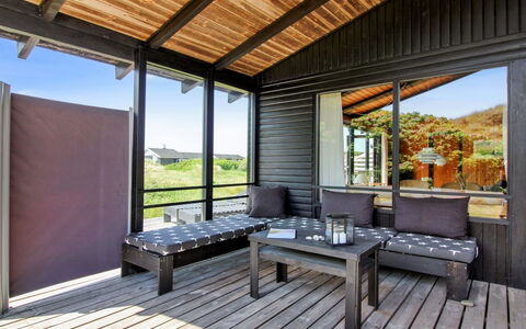 Tulir - 300M from the Sea: Domicile, Toit, Maison, Porte, Chalet, Ombre, Jardin, Couverture De Sol, Porche, Cour