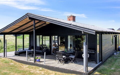 Tulir - 300M from the Sea: Domicile, Toit, Maison, Porte, Chalet, Ombre, Jardin, Couverture De Sol, Porche, Cour