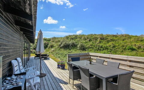 Tulir - 300M from the Sea: Domicile, Toit, Maison, Porte, Chalet, Ombre, Jardin, Couverture De Sol, Porche, Cour