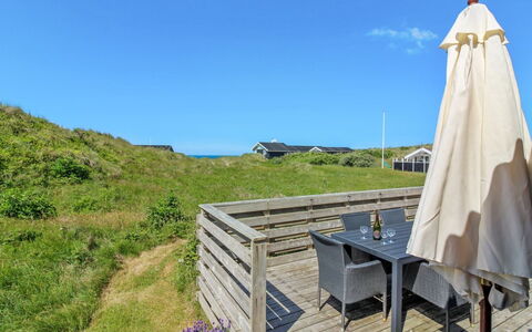 Tulir - 300M from the Sea: Domicile, Toit, Maison, Porte, Chalet, Ombre, Jardin, Couverture De Sol, Porche, Cour