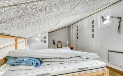 Salka - 150M from the Sea: Bois, Design Intérieur, Plafond, Meubles, Chambre, Sol, Sol, Éclairage, Linge, Lit
