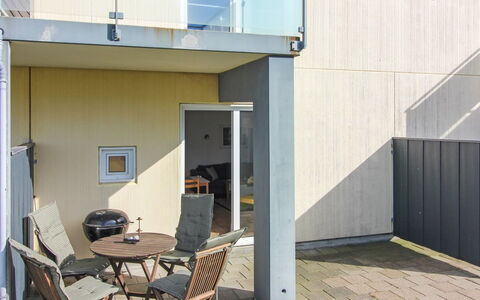 Tinke - 150M from the Sea: Domicile, Toit, Maison, Porte, Chalet, Ombre, Jardin, Couverture De Sol, Porche, Cour