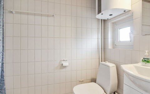 Tinke - 150M from the Sea: Luminaire Plomberie, Mur, Siège De Toilette, Design Intérieur, Sol, Toilette, Sol, Salle De Bains, Lavabo, Évier