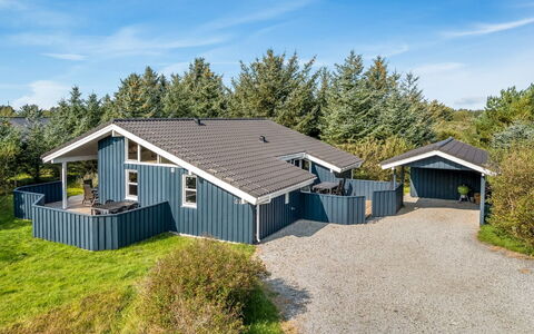 Terho - 1Km from the Sea: Domicile, Toit, Maison, Porte, Chalet, Ombre, Jardin, Couverture De Sol, Porche, Cour