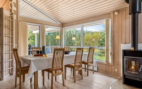 Terho - 1Km from the Sea: Domicile, Toit, Maison, Porte, Chalet, Ombre, Jardin, Couverture De Sol, Porche, Cour