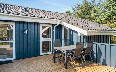 Terho - 1Km from the Sea: Domicile, Toit, Maison, Porte, Chalet, Ombre, Jardin, Couverture De Sol, Porche, Cour