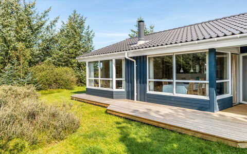 Terho - 1Km from the Sea: Domicile, Toit, Maison, Porte, Chalet, Ombre, Jardin, Couverture De Sol, Porche, Cour