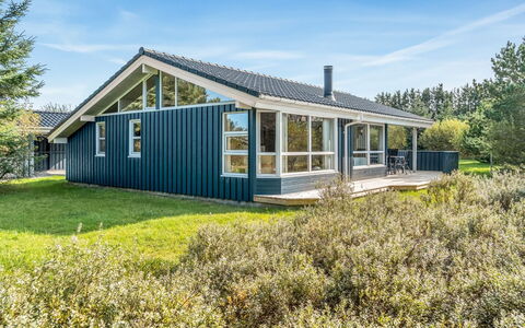Terho - 1Km from the Sea: Domicile, Toit, Maison, Porte, Chalet, Ombre, Jardin, Couverture De Sol, Porche, Cour