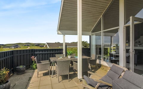Wifred - 250M from the Sea: Maison, Domicile, Porte, Toit, Chalet, Biens, Jardin, Ombre, Siding, Cour