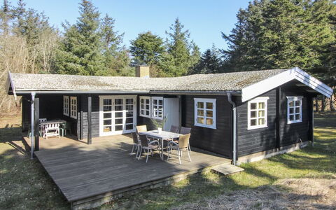Olin - 600M from the Sea: Maison, Domicile, Porte, Toit, Chalet, Biens, Jardin, Ombre, Siding, Cour
