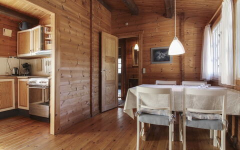 Olin - 600M from the Sea: Maison, Domicile, Porte, Toit, Chalet, Biens, Jardin, Ombre, Siding, Cour