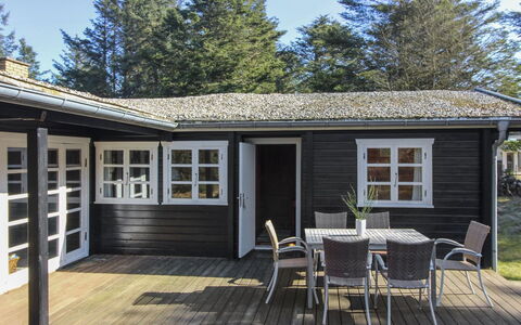 Olin - 600M from the Sea: Maison, Domicile, Porte, Toit, Chalet, Biens, Jardin, Ombre, Siding, Cour
