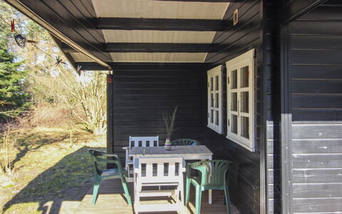Olin - 600M from the Sea: Maison, Domicile, Porte, Toit, Chalet, Biens, Jardin, Ombre, Siding, Cour