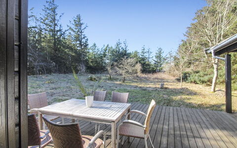 Olin - 600M from the Sea: Maison, Domicile, Porte, Toit, Chalet, Biens, Jardin, Ombre, Siding, Cour