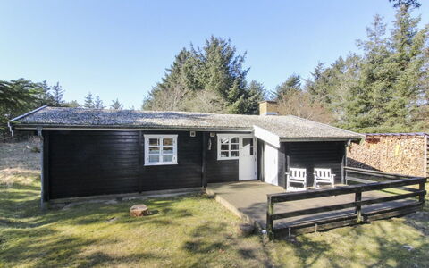 Olin - 600M from the Sea: Maison, Domicile, Porte, Toit, Chalet, Biens, Jardin, Ombre, Siding, Cour