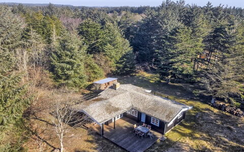 Olin - 600M from the Sea: Maison, Domicile, Porte, Toit, Chalet, Biens, Jardin, Ombre, Siding, Cour