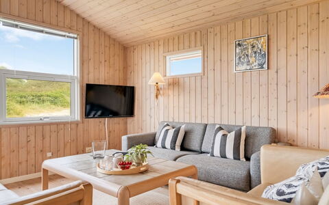 Dolma - 75M from the Sea: Maison, Domicile, Porte, Toit, Chalet, Biens, Jardin, Ombre, Siding, Cour