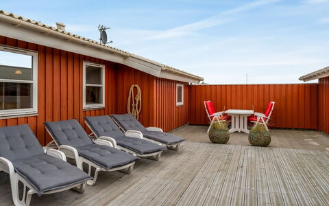 Dolma - 75M from the Sea: Maison, Domicile, Porte, Toit, Chalet, Biens, Jardin, Ombre, Siding, Cour