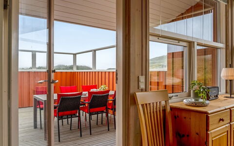 Dolma - 75M from the Sea: Maison, Domicile, Porte, Toit, Chalet, Biens, Jardin, Ombre, Siding, Cour