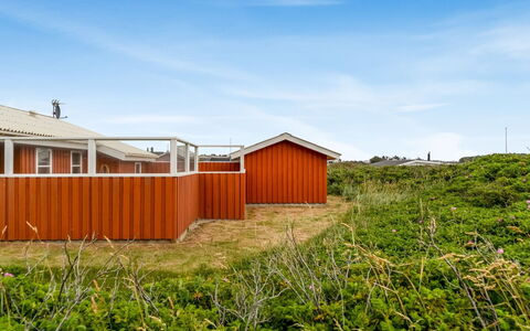 Dolma - 75M from the Sea: Maison, Domicile, Porte, Toit, Chalet, Biens, Jardin, Ombre, Siding, Cour