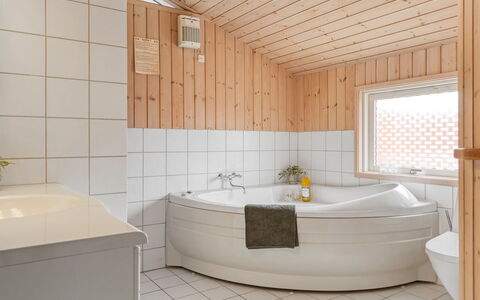 Dolma - 75M from the Sea: Chalet, Jardin, Siding, Batiments Jardin, Ombre, Cour, Arrière-Cour, Pelouse, Ferme, Aménagement Paysager