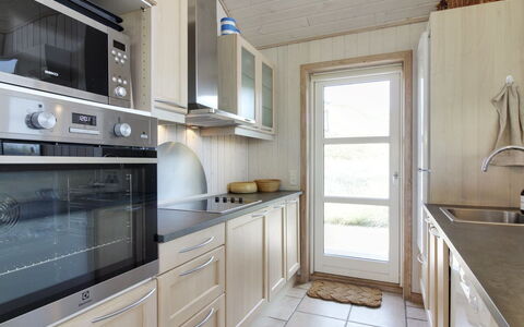 Åmunde - 150M from the Sea: Cuisine, Appareil De Cuisine, Comptoir, Cabinetry, Sol, Design Intérieur, Principaux Appliance, Meubles, Bois, Sol
