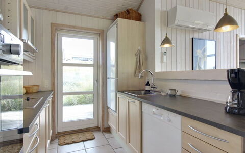 Åmunde - 150M from the Sea: Comptoir, Cuisine, Design Intérieur, Sol, Cabinetry, Appareil De Cuisine, Bois, Meubles, Sol, Plafond