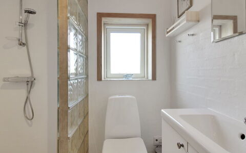 Åmunde - 150M from the Sea: Salle De Bains, Mur, Luminaire Plomberie, Sol, Design Intérieur, Siège De Toilette, Toilette, Sol, Plafond, Plomberie