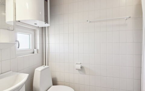 Eydis - 150M from the Sea: Siège De Toilette, Mur, Luminaire Plomberie, Toilette, Salle De Bains, Design Intérieur, Sol, Sol, Évier, Lavabo