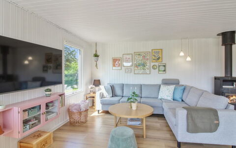 Herma - 300M from the Sea: Sol, Design Intérieur, Bois, Canapé, Meubles, Sol, Salon, Plafond, Pièce