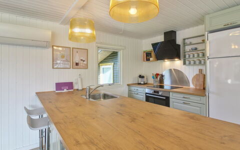 Herma - 300M from the Sea: Sol, Design Intérieur, Meubles, Comptoir, Bois, Sol, Plafond, Cabinetry, Parquet, Cuisine