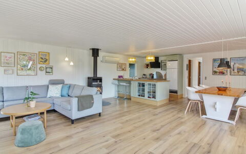Herma - 300M from the Sea: Sol, Design Intérieur, Sol, Bois, Plafond, Meubles, Parquet, Canapé, Pièce, Salon
