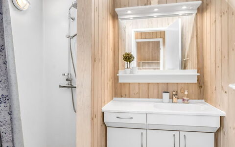 Anne - 100M from the Sea: Sol, Design Intérieur, Bois, Sol, Luminaire Plomberie, Plafond, Évier, Salle De Bains, Lavabo, Armoire De Toilette
