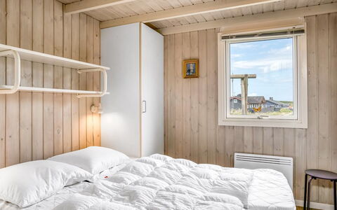 Anne - 100M from the Sea: Bois, Chambre, Lit, Drap De Lit, Literie, Cadre De Lit, Planche, Dur, Tache De Bois, Linge