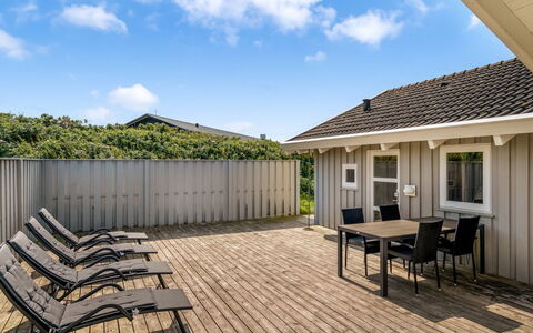Anne - 100M from the Sea: Bois, Plate-Forme, Domicile, Dur, Planche, Parquet, Ombre, Tache De Bois, Mobilier De Jardin, Porche